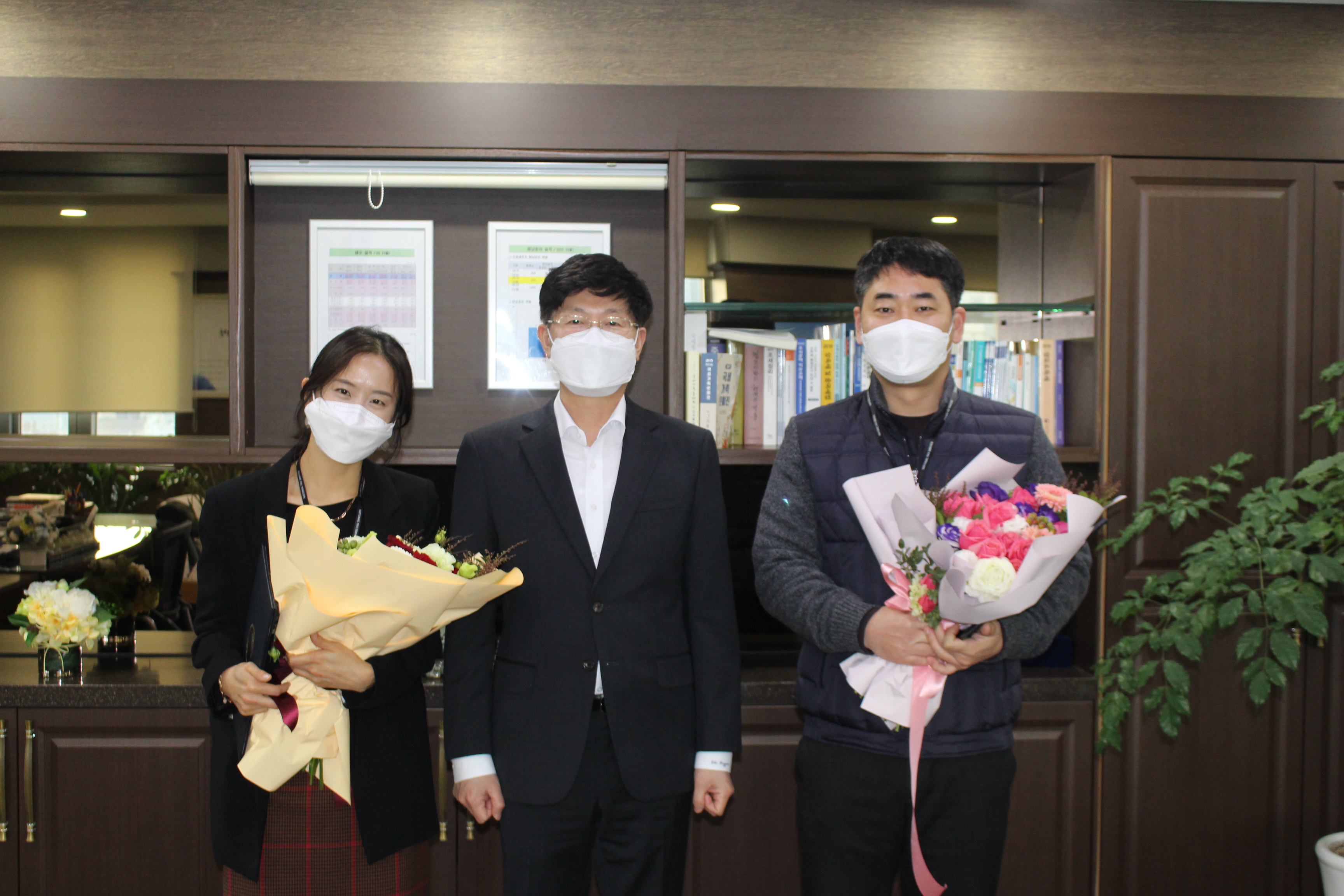 근속승진자 상패 및 꽃다발 증정식